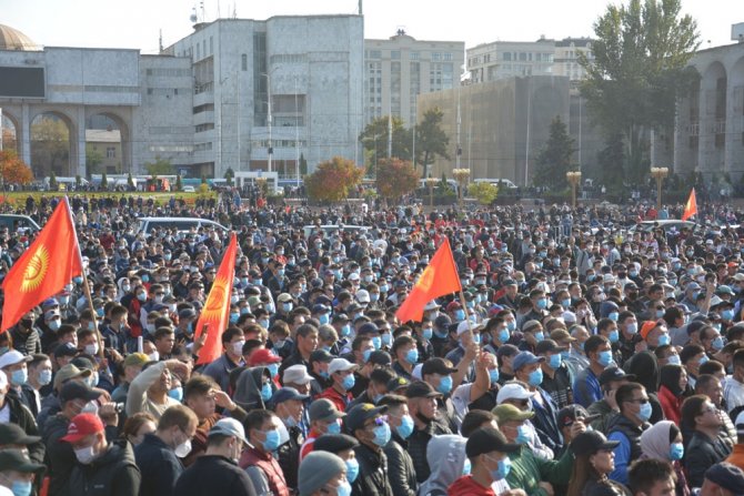 Kırgızistan’da Protestocular Seçim Sonuçlarının İptalini İstedi