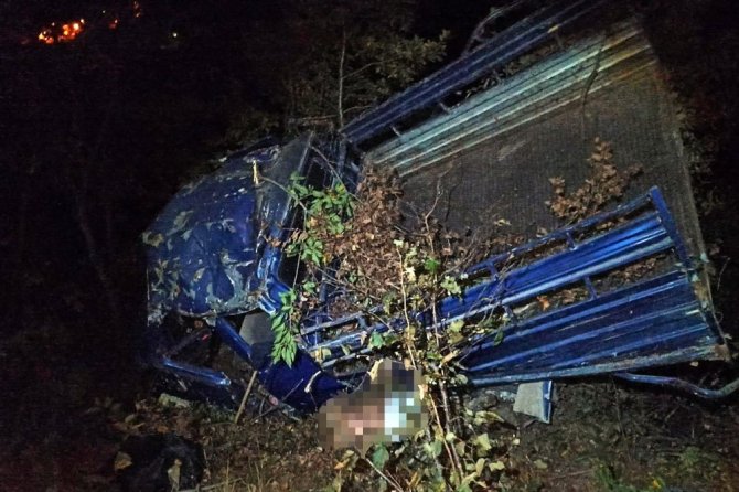 Kamyonet Uçuruma Yuvarlandı: 1 Ölü, 2 Yaralı