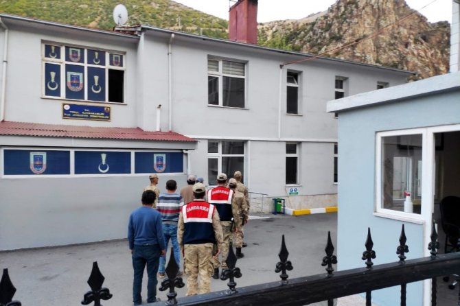 Gümüşhane’de Tabiat Parkı İçinde Yaban Keçisi Avlayanlar Suçüstü Yakalandı