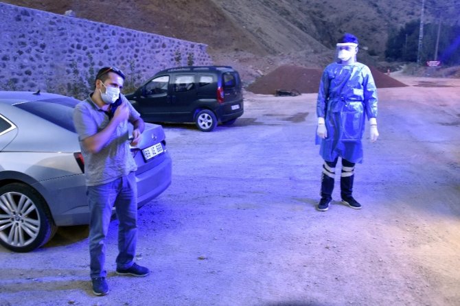 Karantinada Olması Gerekirken Yola Çıkınca Trafik Ekiplerine Yakalandı