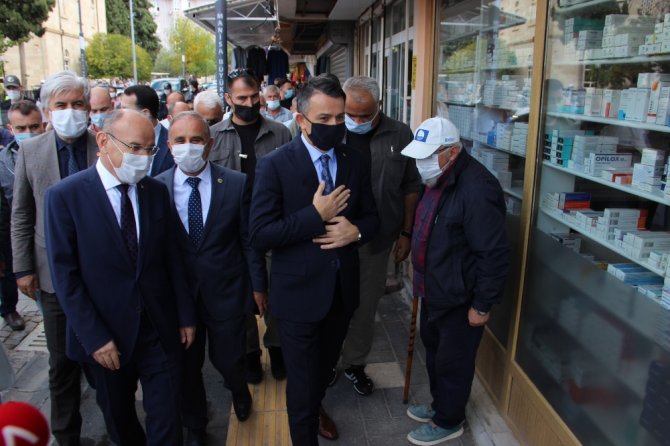 Eline Küreği Alan Bakan Pakdemirli Makineye Ceviz Yükledi