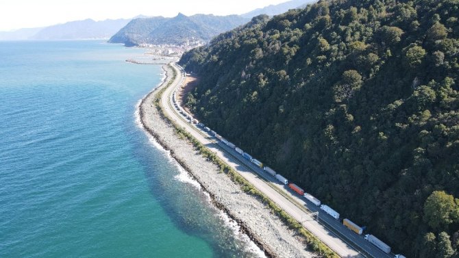 Türkiye’nin Gürcistan’a Açılan Kapısı Sarp’taki Tır Kuyruğu Havadan Görüntülendi
