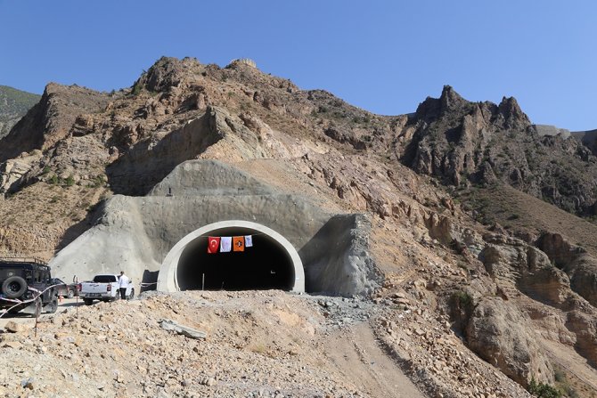 Bakan Karaismailoğlu Yusufeli’nde İncelemelerde Bulundu