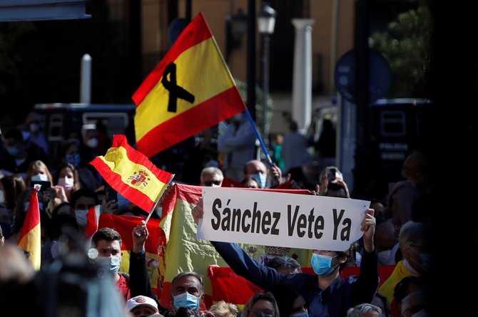 İspanya’da Madrid Kısıtlamaları Protesto Edildi