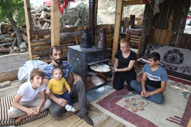 Artvin’de Kanser Hastası Baba Ve Eğitim Mağduru Çocukları Yardım Bekliyor