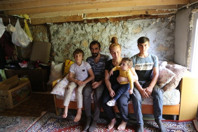 Artvin’de Kanser Hastası Baba Ve Eğitim Mağduru Çocukları Yardım Bekliyor