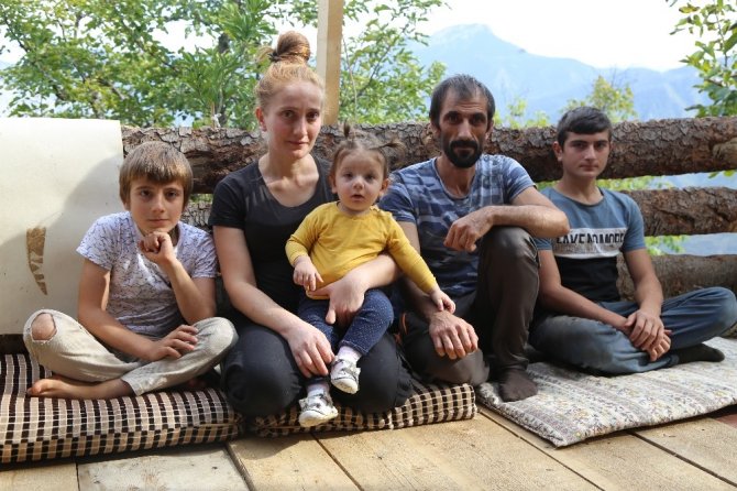 Artvin’de Kanser Hastası Baba Ve Eğitim Mağduru Çocukları Yardım Bekliyor