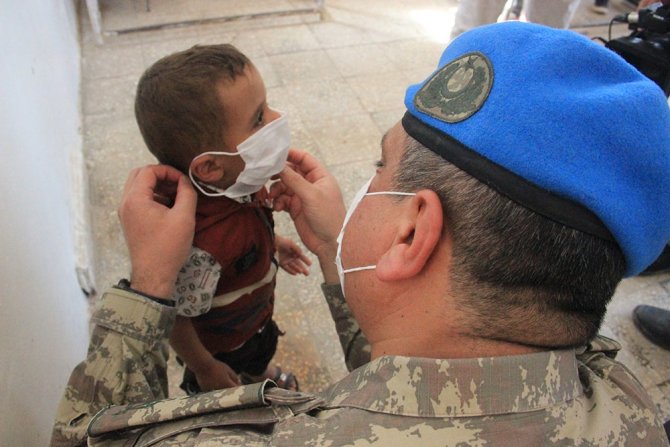 Mehmetçik Barış Pınarı Harekatı Bölgesindeki Halkı Yalnız Bırakmıyor