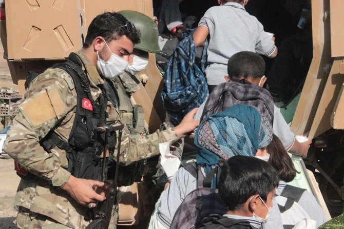 Mehmetçik Barış Pınarı Harekatı Bölgesindeki Halkı Yalnız Bırakmıyor