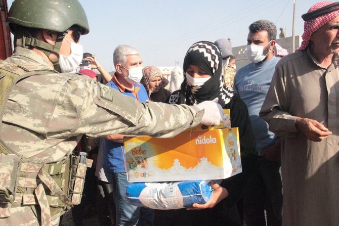 Mehmetçik Barış Pınarı Harekatı Bölgesindeki Halkı Yalnız Bırakmıyor