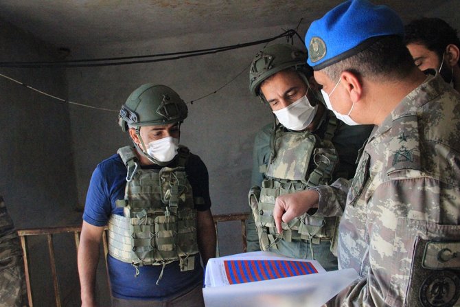 Mehmetçik Barış Pınarı Harekatı Bölgesindeki Halkı Yalnız Bırakmıyor