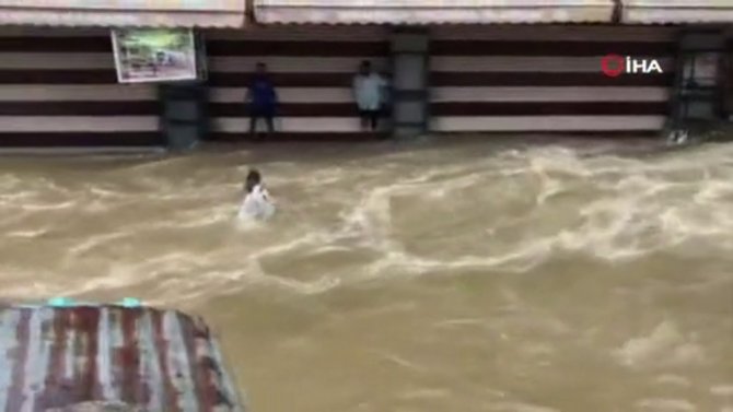 13 Kişinin Öldüğü Felakette Sel Sularında Böyle Sürüklendi