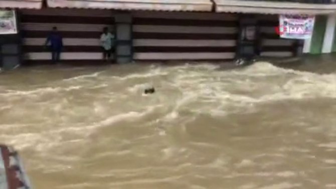 13 Kişinin Öldüğü Felakette Sel Sularında Böyle Sürüklendi