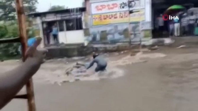 13 Kişinin Öldüğü Felakette Sel Sularında Böyle Sürüklendi