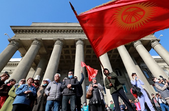 Kırgızistan’da Başbakan Caparov’un Destekçilerinden Hükümet Binasında Protesto