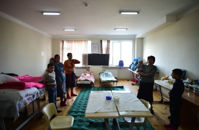 Ermenistan’ın Saldırılarından Kaçan Siviller 18 Gündür Okullarda Yaşıyor