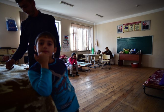 Ermenistan’ın Saldırılarından Kaçan Siviller 18 Gündür Okullarda Yaşıyor