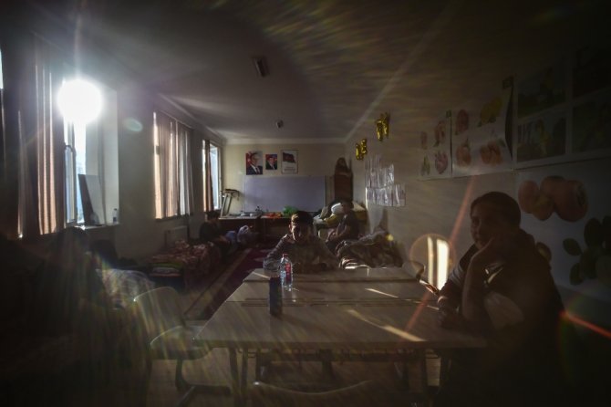 Ermenistan’ın Saldırılarından Kaçan Siviller 18 Gündür Okullarda Yaşıyor