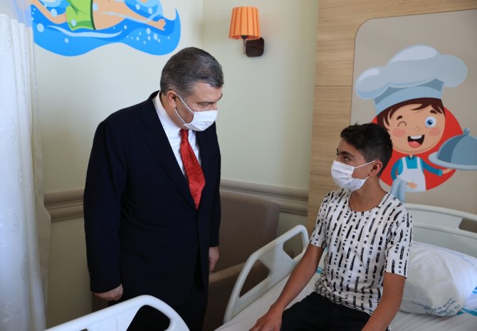 Sağlık Bakanı Koca, Erzurum Şehir Hastanesi Çocuk Servisi’ni Ziyaret Etti
