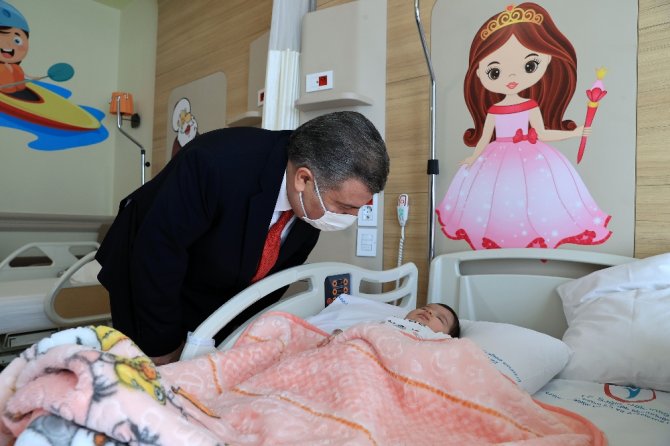 Sağlık Bakanı Koca, Erzurum Şehir Hastanesi Çocuk Servisi’ni Ziyaret Etti