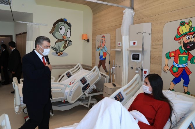 Sağlık Bakanı Koca, Erzurum Şehir Hastanesi Çocuk Servisi’ni Ziyaret Etti