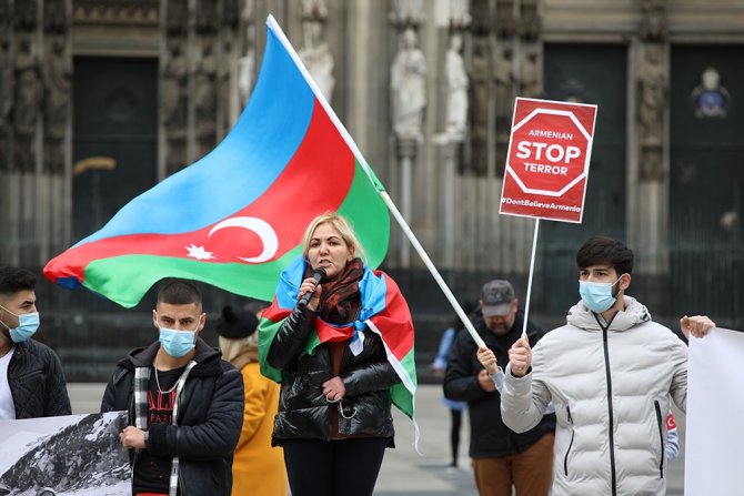 Almanya’da İşgalci Ermenistan’ın Saldırıları Protesto Edildi