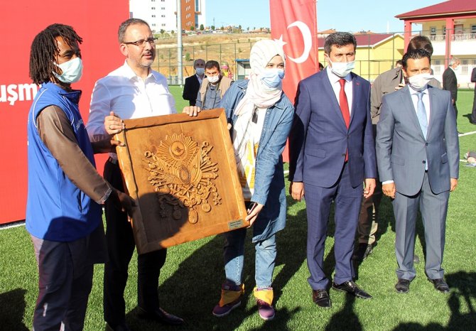 Bakan Kasapoğlu, Gençlerle Ve Boks Milli Takımı’yla Bir Araya Geldi