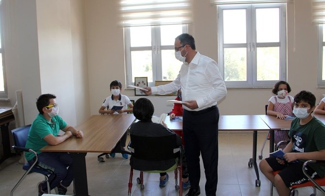 Bakan Kasapoğlu, Gençlerle Ve Boks Milli Takımı’yla Bir Araya Geldi