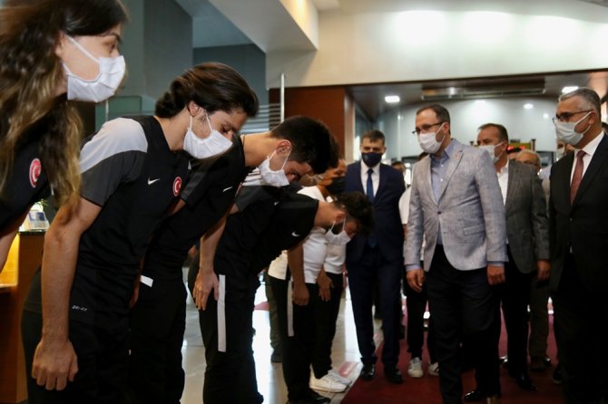 Bakan Kasapoğlu’ndan Paralimpik Milli Tekvando Takımı’na Ziyaret