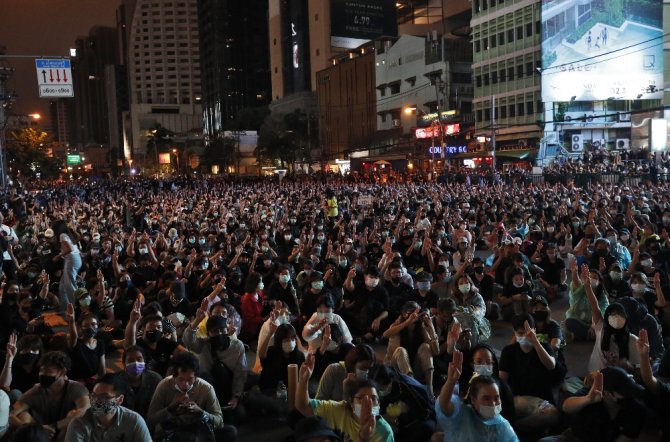 Tayland’da Protestocular Bangkok Sokaklarını Ele Geçirdi