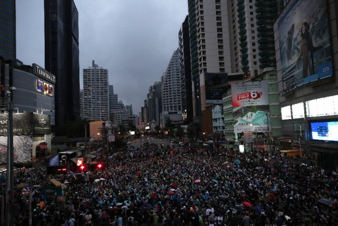 Tayland’da Protestocular Bangkok Sokaklarını Ele Geçirdi