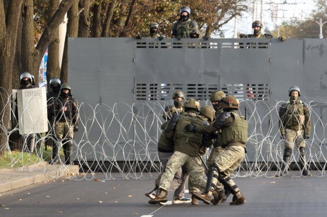 Belarus’ta Protestocular İle Polis Arasında Arbede