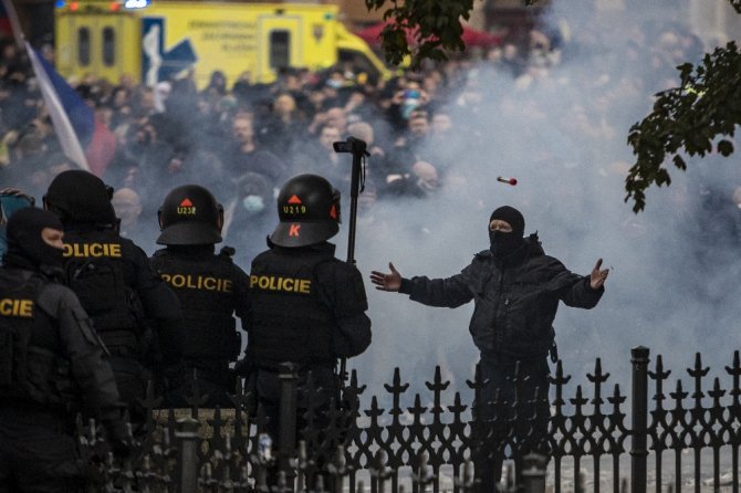 Prag’da Holiganlar Polisle Çatıştı: 20 Yaralı, 16 Gözaltı