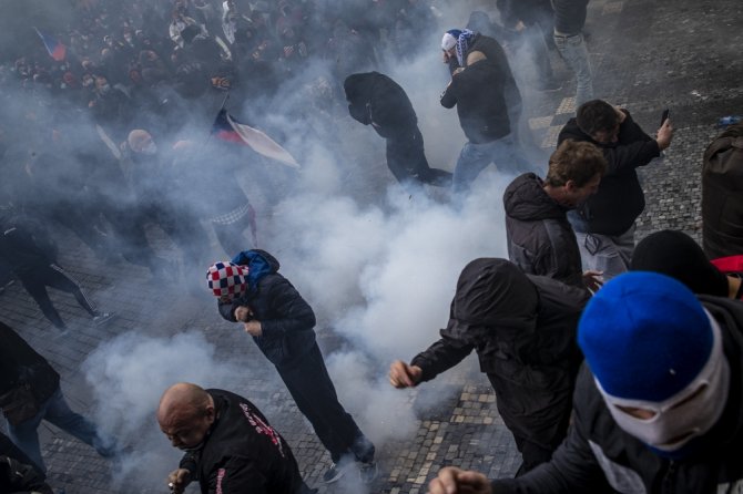 Prag’da Holiganlar Polisle Çatıştı: 20 Yaralı, 16 Gözaltı