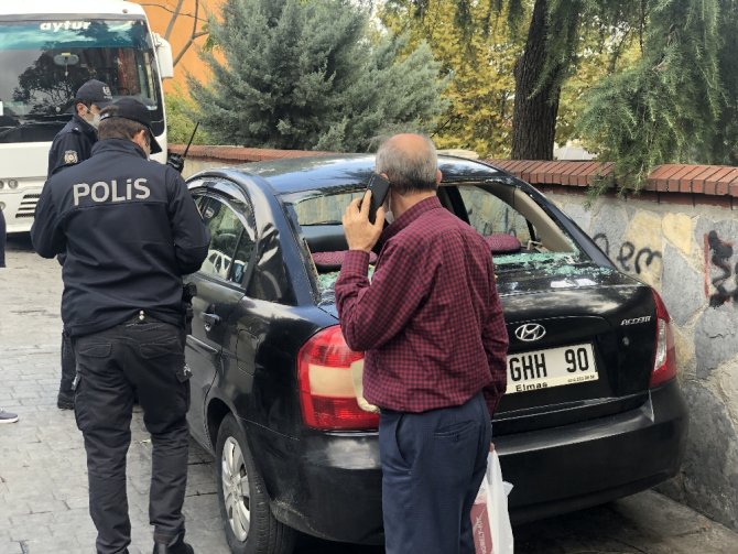 Beyoğlu’nda Park Halindeki 4 Aracın Camını Çekiçle Kırdılar