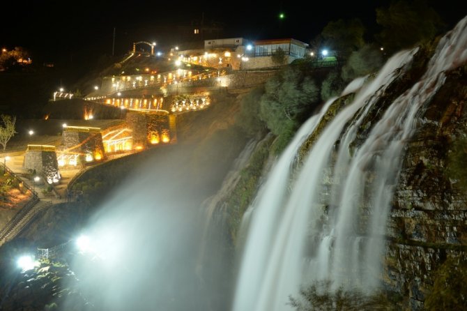 Tortum Şelalesi Göz Kamaştırıyor