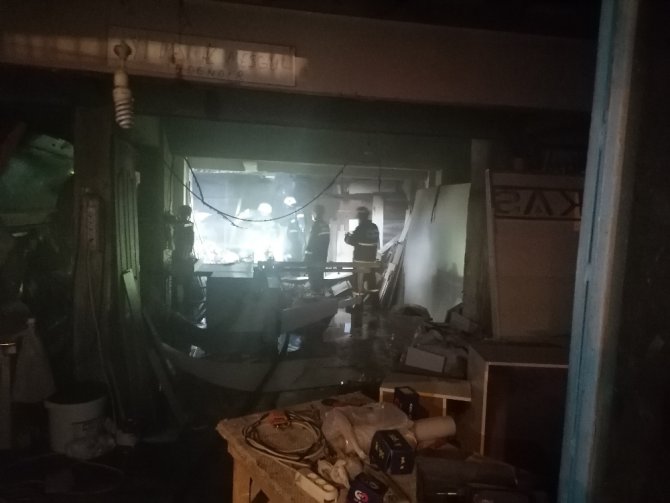 Mobilya Atölyesi Yandı Binada Mahsur Kalanları İtfaiye Kurtardı