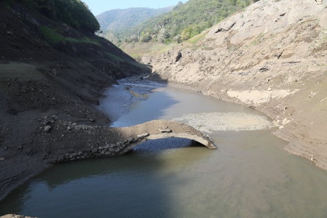 Barajın Suyu Azalınca 21 Yıldır Su Altındaki Köprüler Gün Yüzüne Çıktı