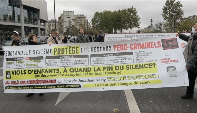 Paris’te Çocukları Hükümet Tarafında Ellerinden Alınan Ailelerden Protesto