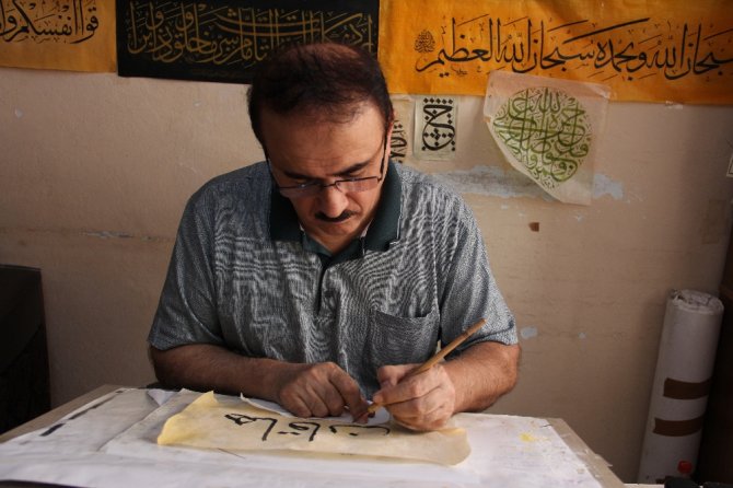 40 Yıllık Hattat Irak Türkmeni Al Zamo Sanatını Yaşatmak İçin Destek Bekliyor