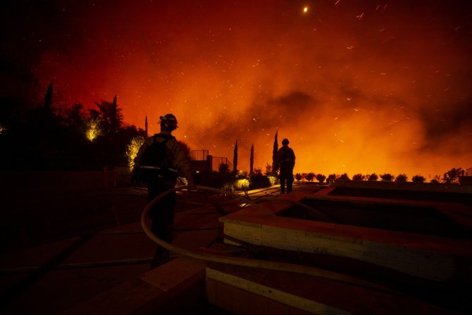 California’da Yangınlar Nedeniyle 100 Bin Kişiye Tahliye Emri