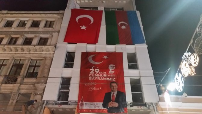 Taksim’de 29 Ekim Cumhuriyet Bayramı Öncesi Türk Ve Azerbaycan Bayrakları Asıldı