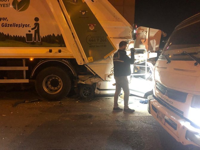 Ankara’da Otomobil Çöp Kamyonuna Çarptı: 1 Ölü
