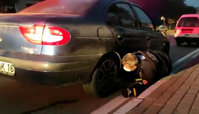 Bursa’da Aracın Motoruna Sıkışan Kedi 1 Saat Sonra Kurtarıldı