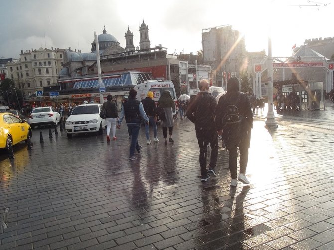 Taksim’de Yağmur Sonrası Oluşan Gökkuşağı Hayran Bıraktı