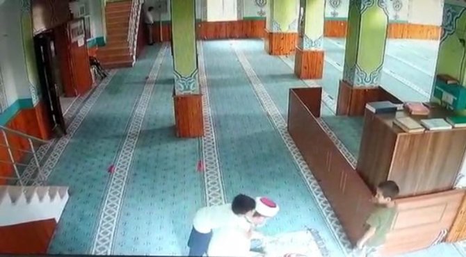 Camiye Giren Çocukların İmam İle Oyunu Yürekleri Isıttı