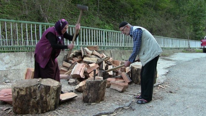 Yaşlı Çift Kışlık Odun İhtiyaçlarını Kendileri Karşılıyor