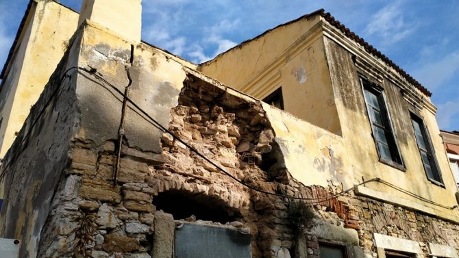Deprem Çeşme’deki Bazı Binaların Duvarlarını Yıktı