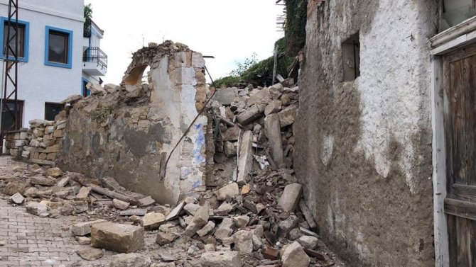 Deprem Çeşme’deki Bazı Binaların Duvarlarını Yıktı