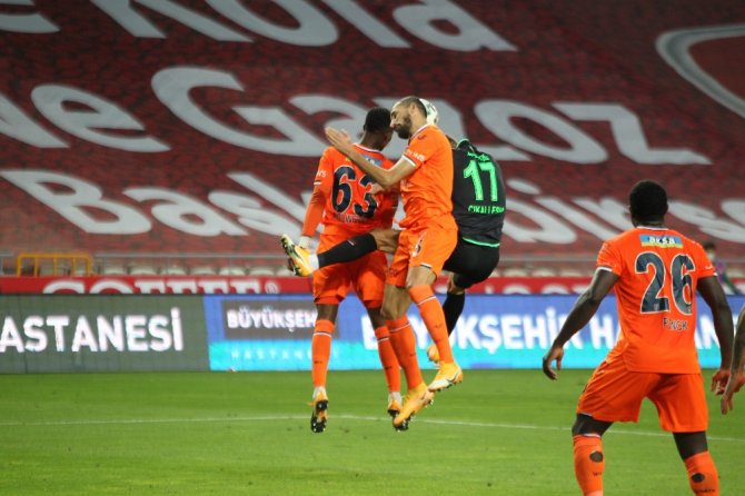 İlk Yarı Sessiz Bitti